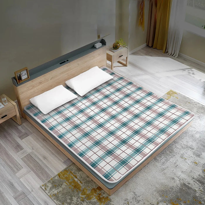 Kariertes Wärmeunterbett in Weiß, Grün und Rosa über das ganze Doppelbett im hellen Schlafzimmer