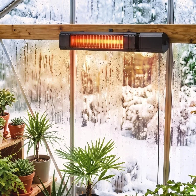 Infrarotstrahler an einer Holzwand über den Fenstern eines Wintergartens, draußen Schnee, innen Pflanzen