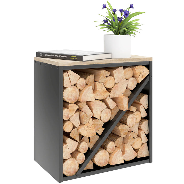 Kaminholzregal innen aus schwarzem Stahl voller Brennholz, auf der Deckplatte ein Buch und ein Blumentopf