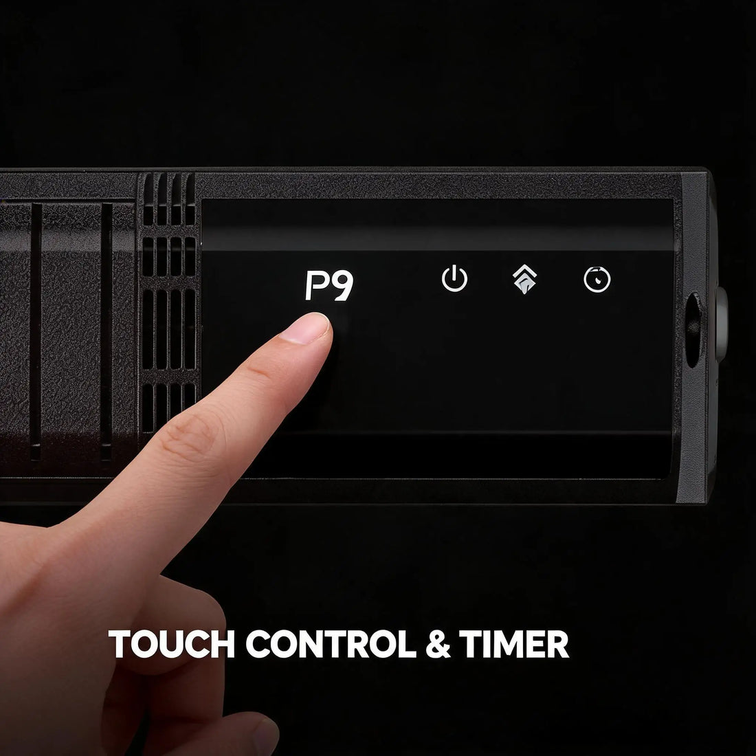 Finger tippt auf das Touch-Bedienfeld des Heizstrahlers mit Stufenanzeige und Timer-Taste