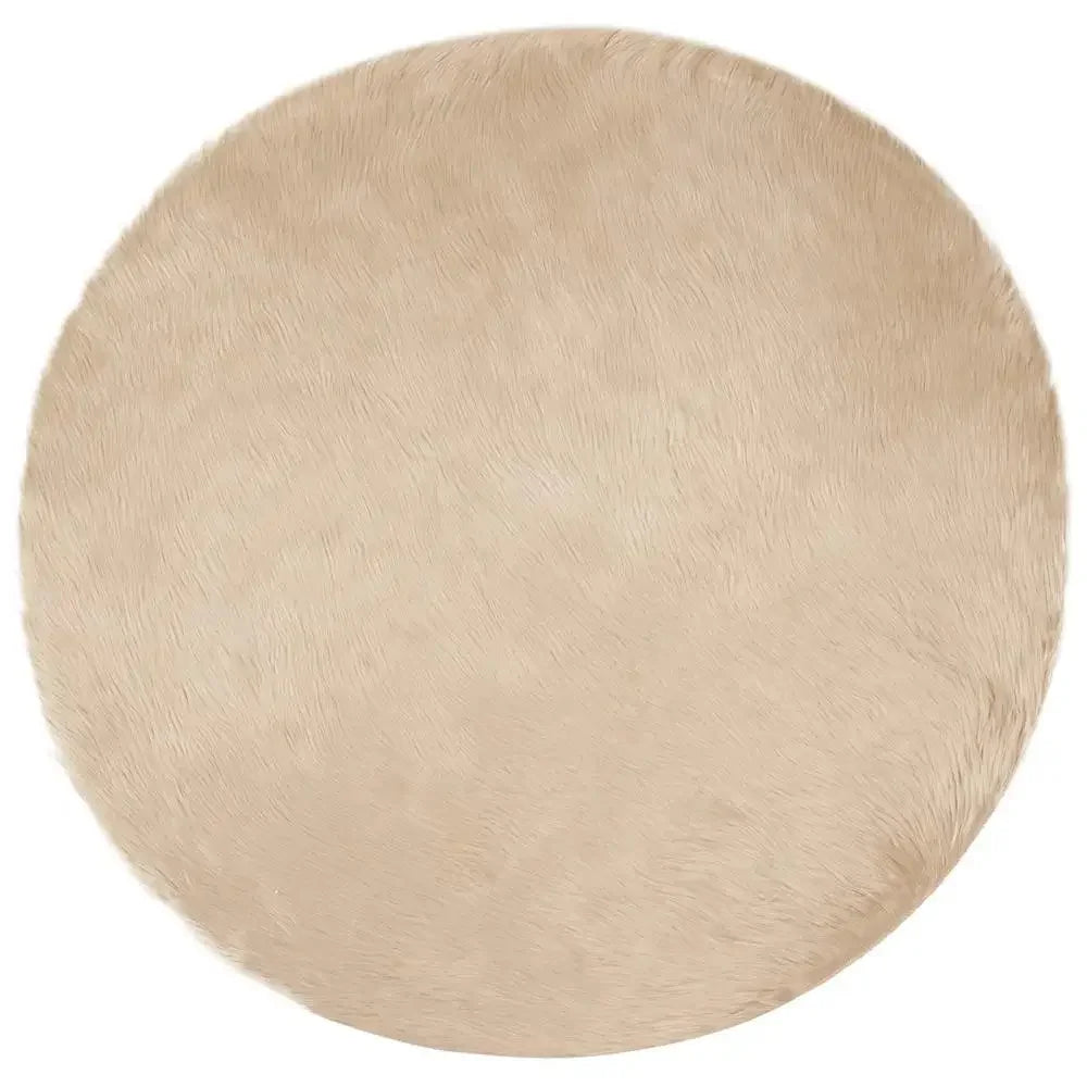Runder Fellteppich in Beige von oben auf weißem Hintergrund