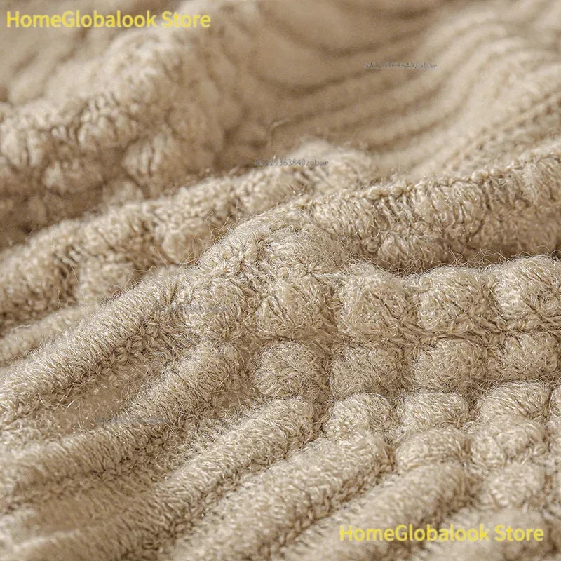 Strickdecke in Khaki in der Nahaufnahme mit Noppen- und Rippenmuster