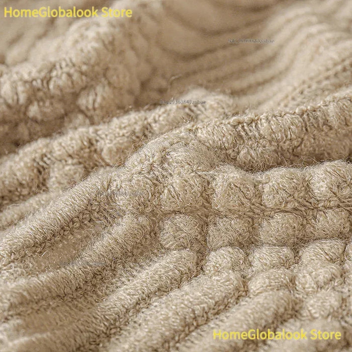 Strickdecke in Khaki in der Nahaufnahme mit Noppen- und Rippenmuster
