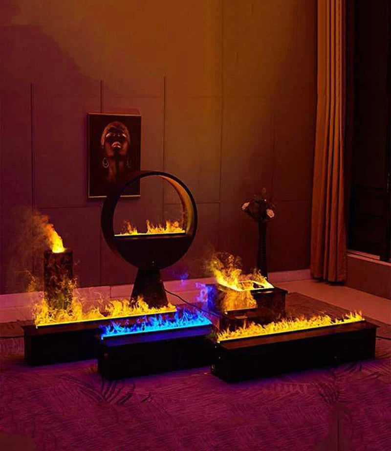 Showroom mit mehreren Wasserdampf-Kaminen, vorn Kassetten mit orangefarbener und blauer Flamme