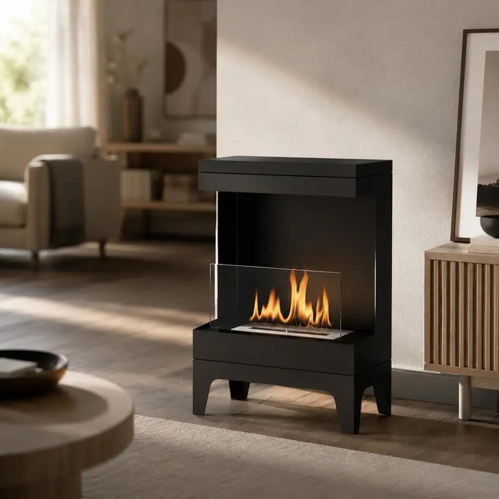 Bioethanol-Kamin in Schwarz mit Glas-Flammenschutz auf dem Boden eines hellen Wohnzimmers
