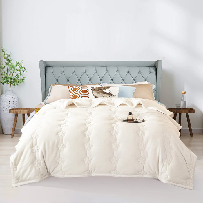 Dicke Kuscheldecke in hellem Creme-Beige auf einem Doppelbett mit grauem Polsterkopfteil