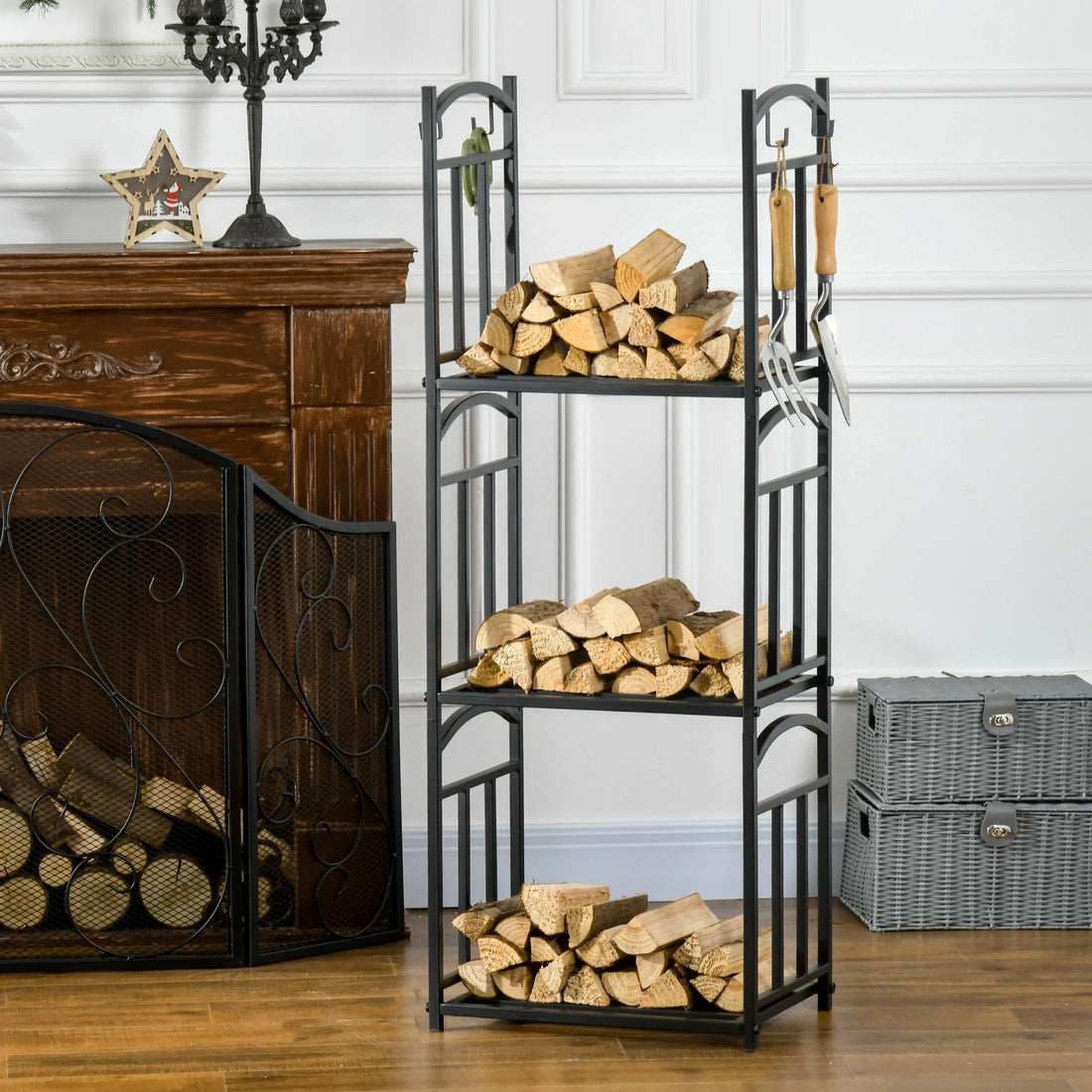 Kaminholzregal mit Holzscheiten auf drei Ebenen und Gartenwerkzeug an den Haken neben einem Kamin mit Ziergitter