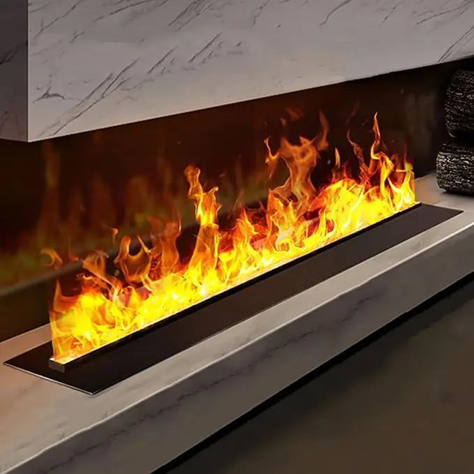 Wasserdampf-Kamin eingebaut in eine helle Wand in Marmoroptik, lange orangefarbene Flamme über schwarzer Kassette