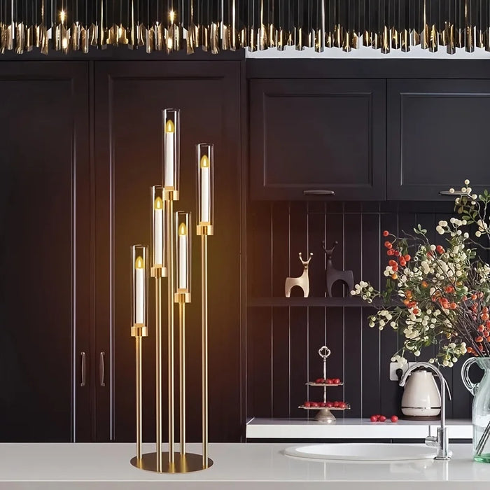 Goldener Kandelaber mit fünf Glasschirmen vor dunkler Küchenwand mit Dekoration
