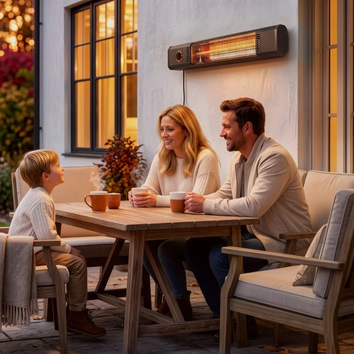 Infrarot-Heizstrahler waagerecht an der Hauswand über einer Familie am Terrassentisch mit Tassen