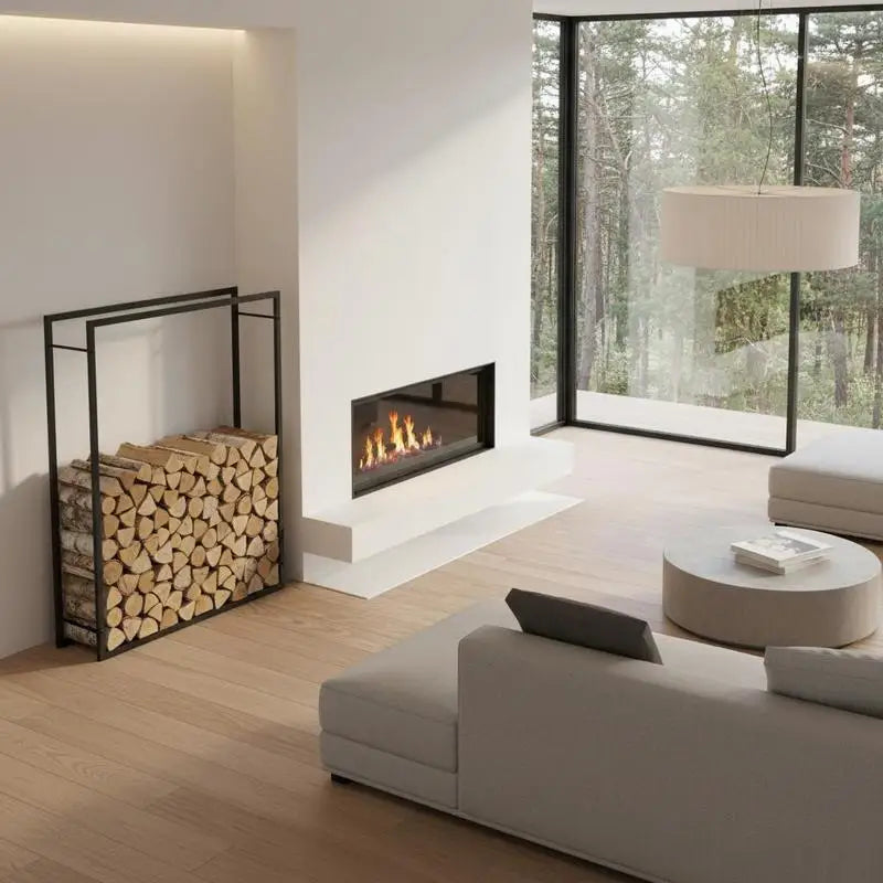 Mattschwarzes Kaminholzregal mit Brennholz neben einem Einbaukamin in einem hellen Wohnraum