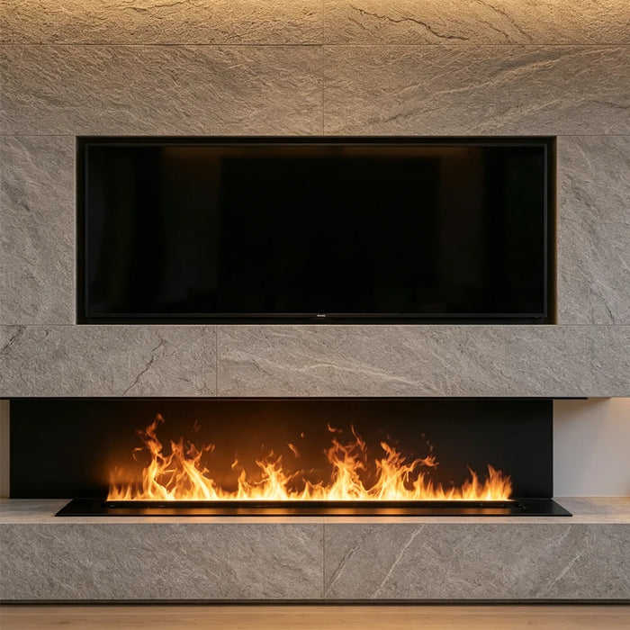 Wasserdampf-Kamin in heller Steinwand unter eingelassenem Fernseher, lange orangefarbene Flamme in der Nische