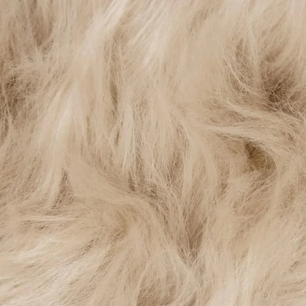 Flauschige Kunstfell-Fasern in Beige in der Detailaufnahme