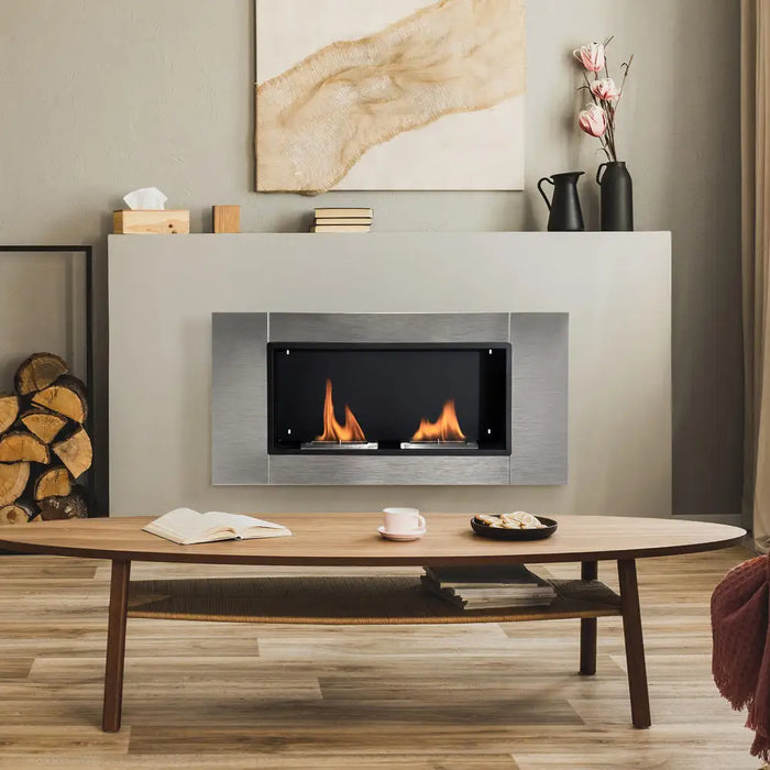 Ethanol-Wandkamin aus Edelstahl in heller Kaminwand hinter ovalem Holz-Couchtisch