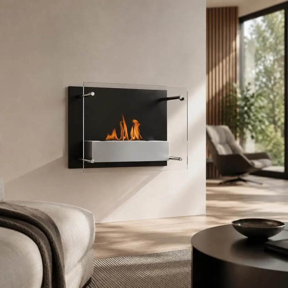 Bioethanol-Kamin mit Glasscheibe an heller Wand eines Wohnzimmers mit Sessel und Sofa