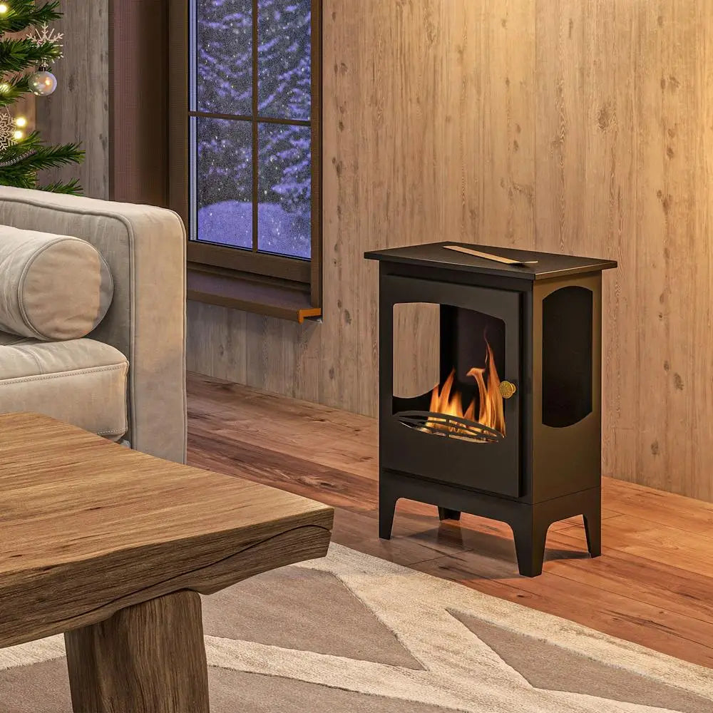 Ethanol-Standkamin in Schwarz auf Holzboden einer Wohnstube mit Holzwand und Winterfenster