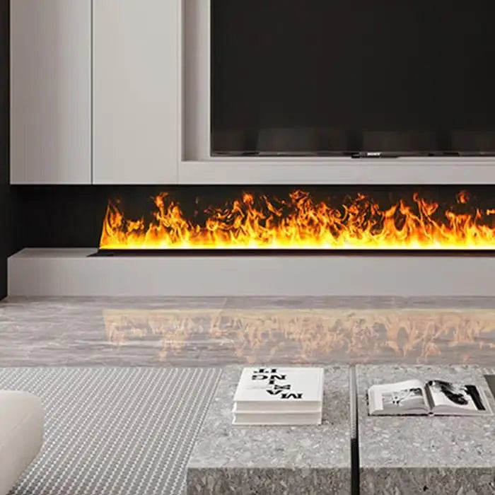 Lange Wasserdampf-Flamme eines Kamins in weißer TV-Wand unter dem Fernseher, davor ein Steintisch mit Büchern