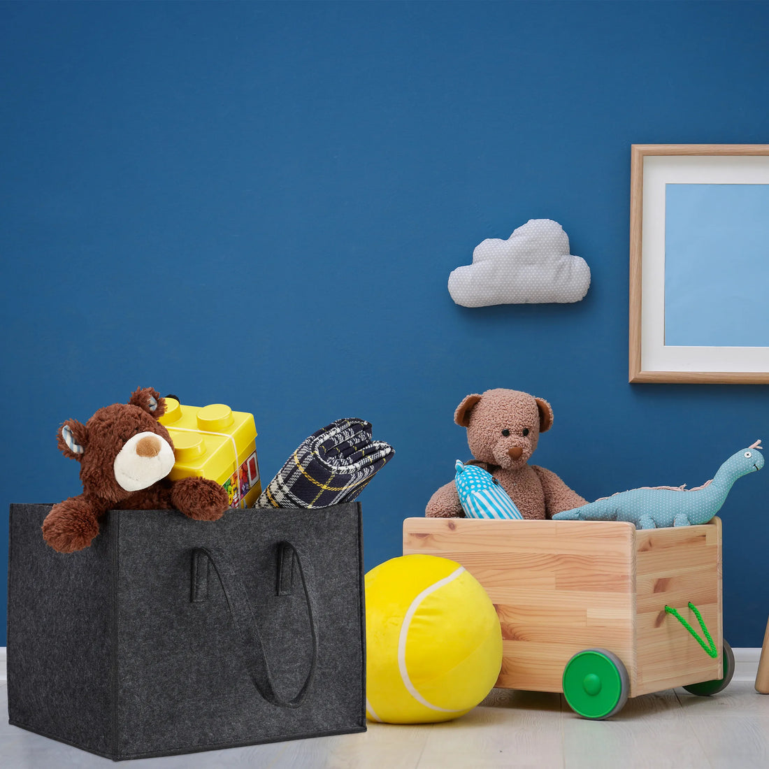 Filzkorb in Anthrazit als Spielzeugkorb mit Teddybär in einem Kinderzimmer