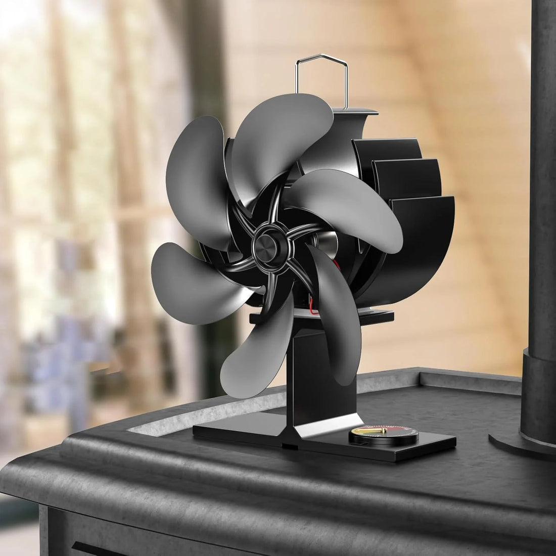 Ofenventilator mit sechs schwarzen Flügeln auf einem Kaminofen, Thermometer im Sockel
