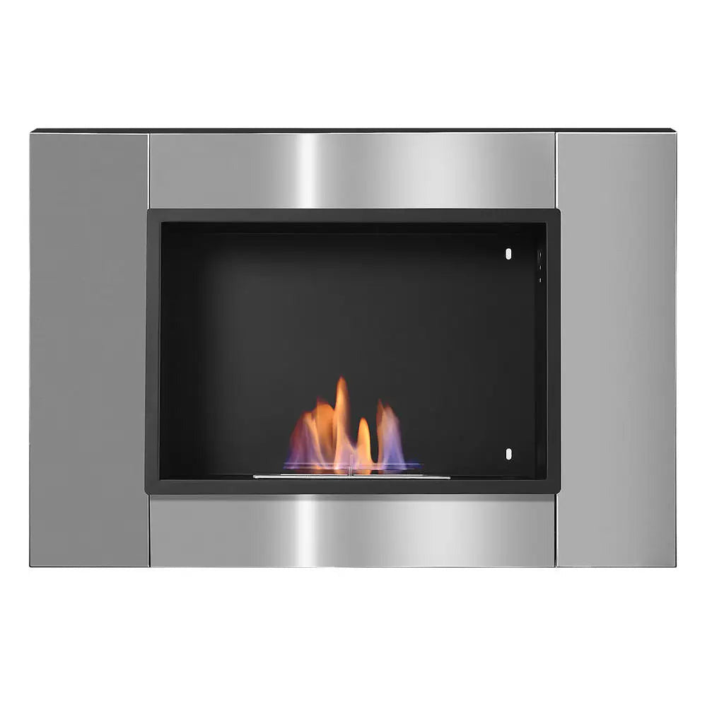 Frontansicht des silbernen Einbaukamins mit einer Flamme in schwarzer Brennkammer