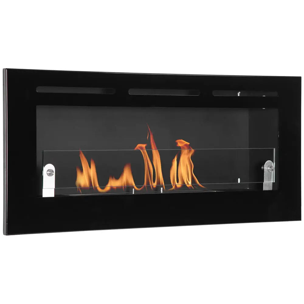 Schräge Ansicht des schwarzen Wandkamins mit Lüftungsschlitzen und brennender Flamme