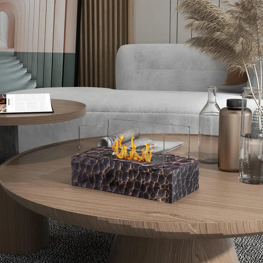 Ethanol-Tischfeuer auf rundem Holz-Couchtisch vor grauem Sofa im Wohnzimmer
