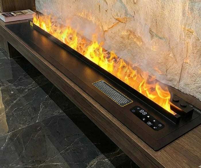 Dampfkamin als lange schwarze Kassette auf einer Holzbank vor heller Steinwand, Bedienfeld und orangefarbene Flamme
