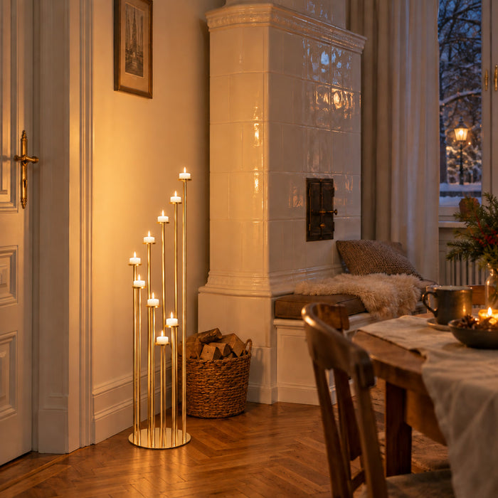 Spiral-Kerzenleuchter mit neun Armen im Einsatz in einem gemütlich eingerichteten Raum